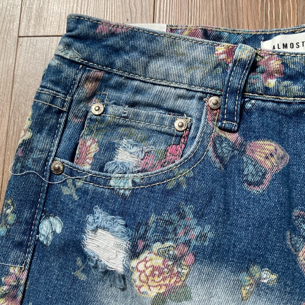 Almost Famous distressed Mom jean short raw hem butterfly floral size 3 - Picture 6 of 17